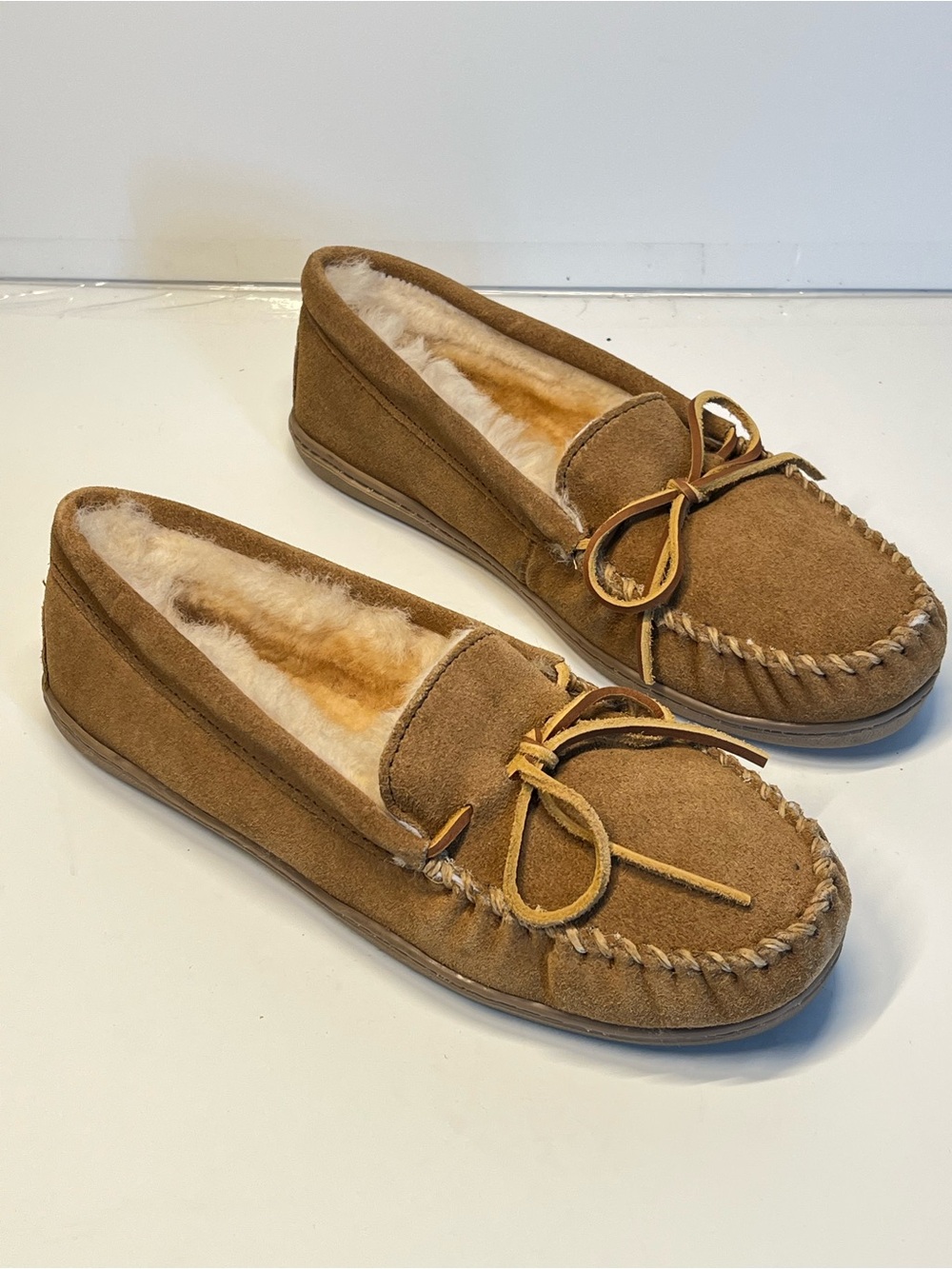 NWOT Minnetonka 9 Sheepskin Moccasin Slippers Brown Suede Fur Lined Women’s